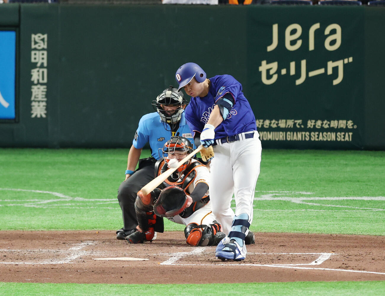 巨人対中日　4回表中日1死一塁、安打を放つ細川成也（撮影・増田悦実）