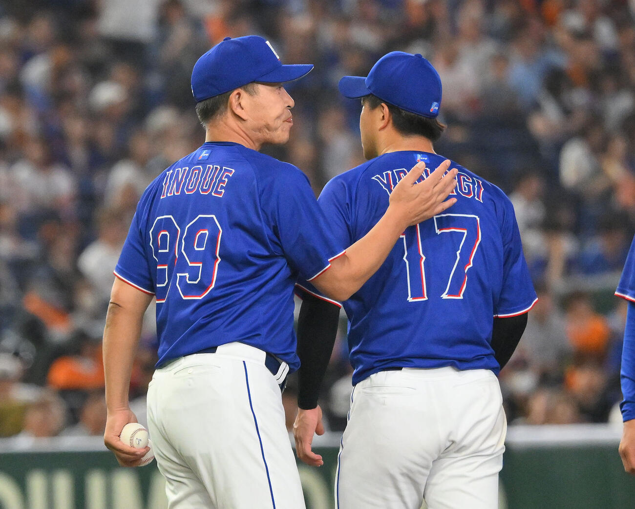 巨人対中日　6回裏、中日井上一樹監督（左）は柳裕也に交代を告げる（撮影・滝沢徹郎）