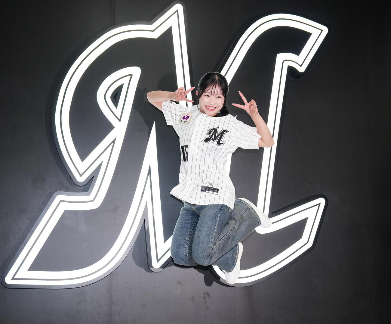 ロッテ対楽天　笑顔でジャンプする中井亜美（撮影・鈴木みどり）