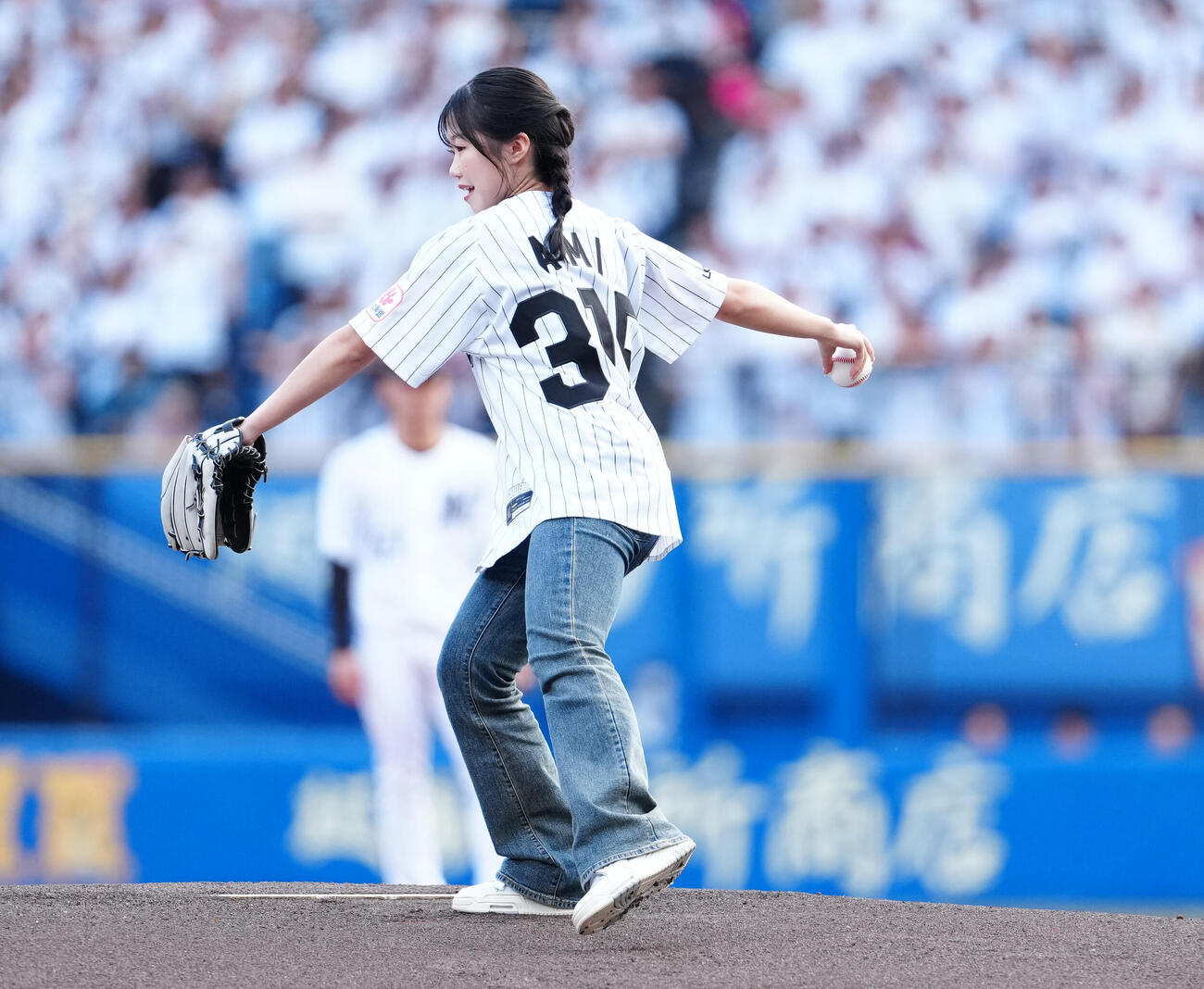 ロッテ対楽天　始球式で投球する中井亜美（撮影・鈴木みどり）