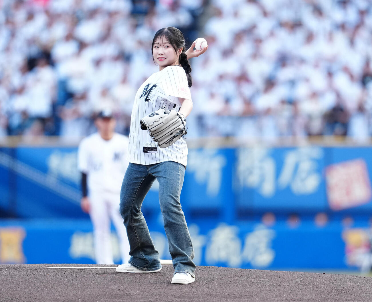 ロッテ対楽天　始球式で投球する中井亜美（撮影・鈴木みどり）