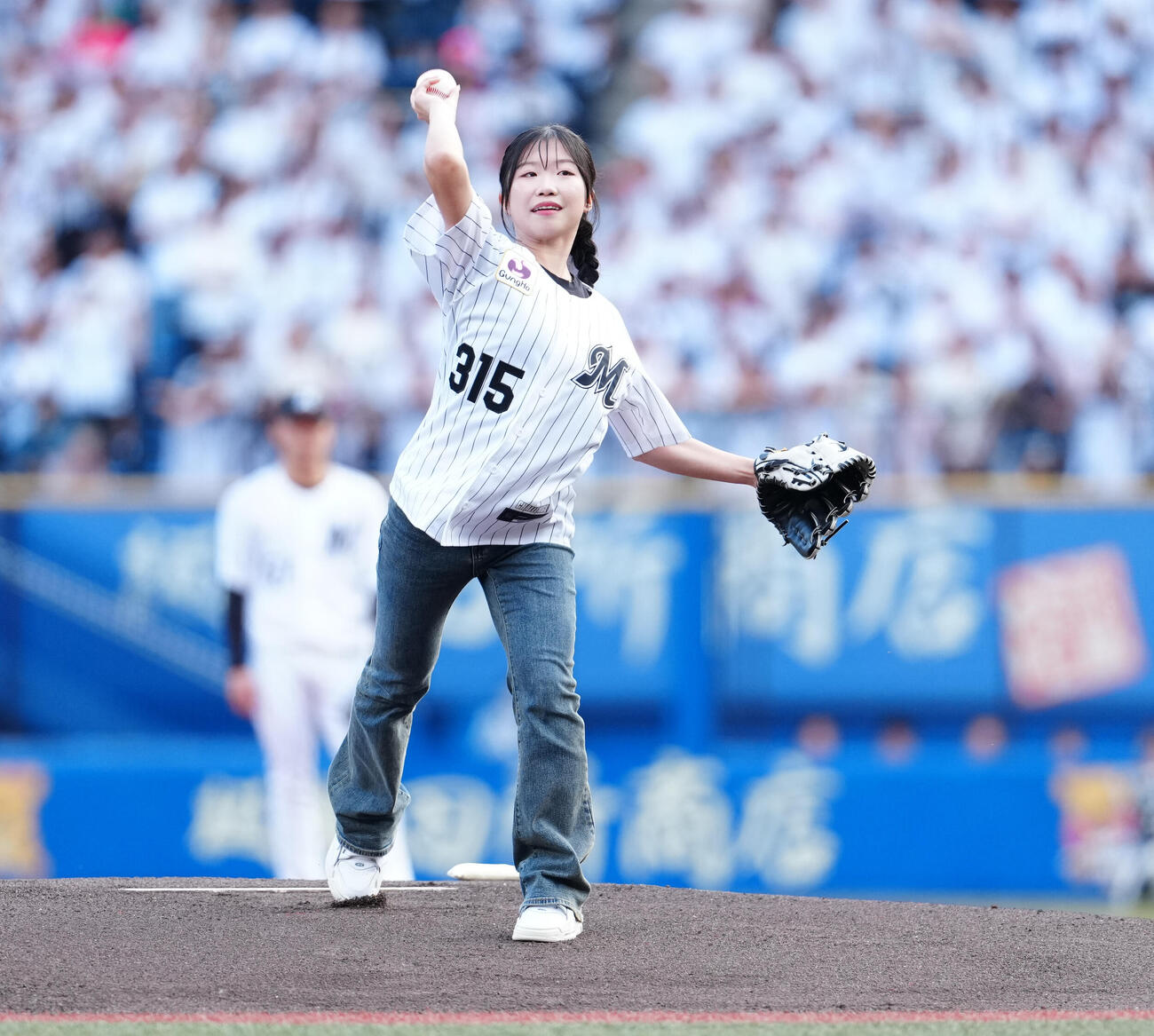 ロッテ対楽天　始球式で投球する中井亜美（撮影・鈴木みどり）