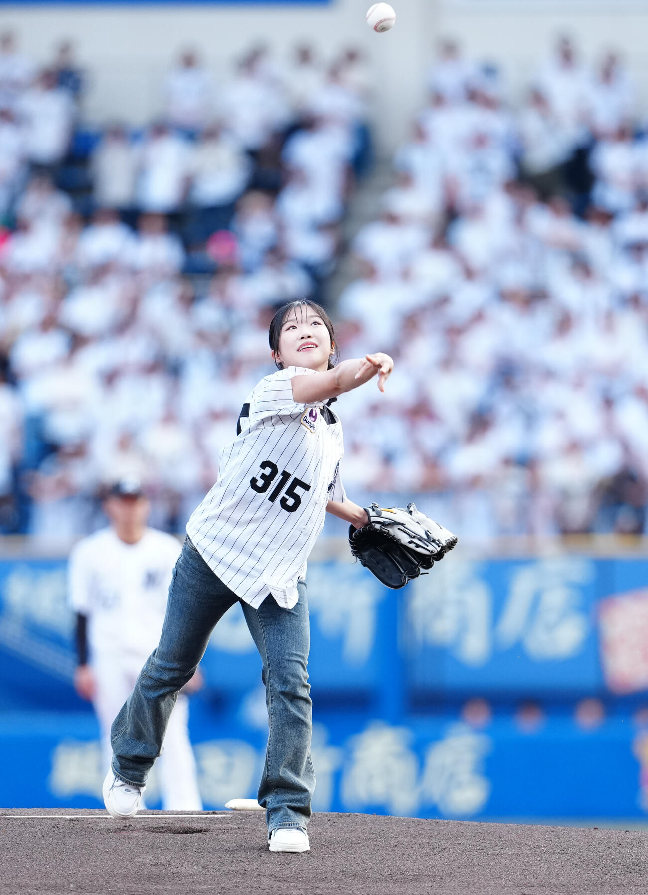 ロッテ対楽天　始球式で投球する中井亜美（撮影・鈴木みどり）