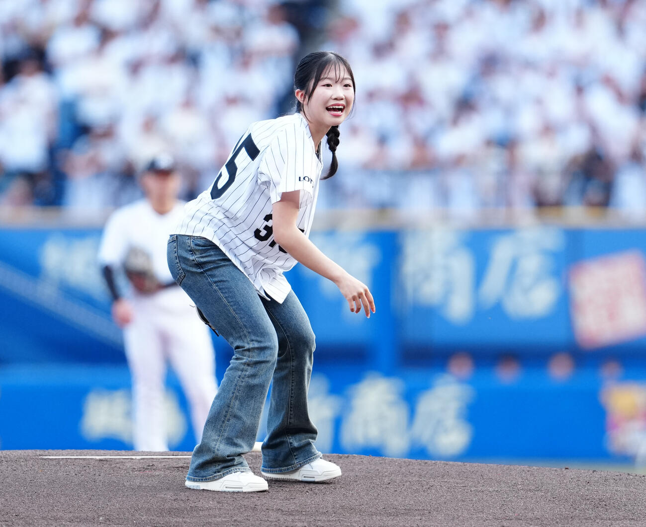 ロッテ対楽天　始球式で投球する中井亜美（撮影・鈴木みどり）