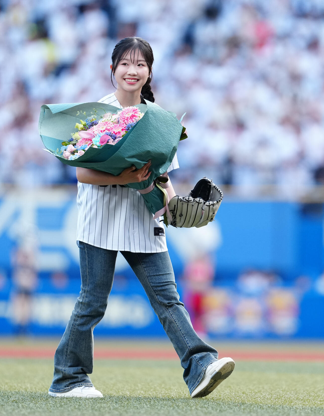 ロッテ対楽天　始球式を終え笑顔の中井亜美（撮影・鈴木みどり）