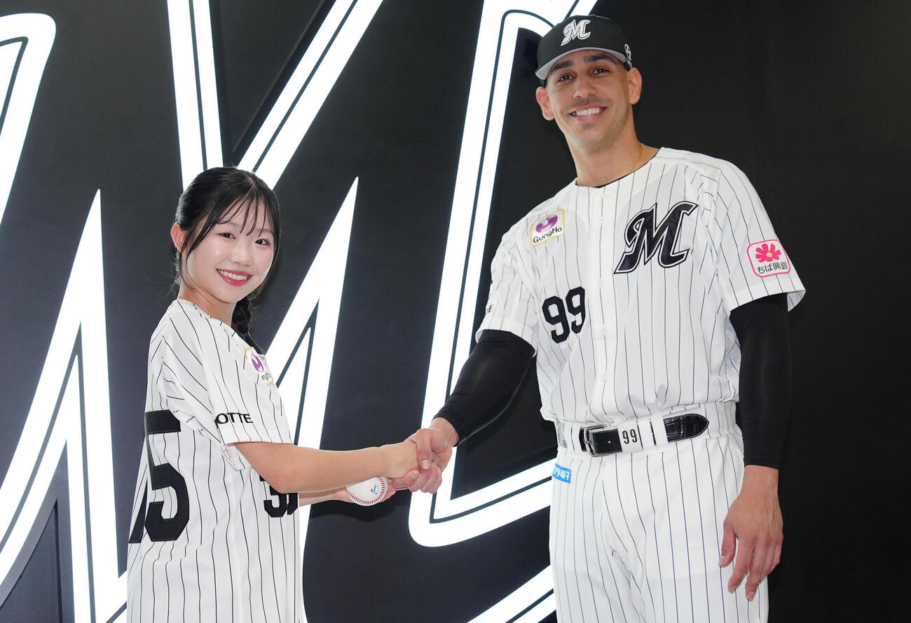 ロッテ対楽天　始球式を務める中井亜美（左）はロッテのネフタリ・ソトと握手（撮影・鈴木みどり）