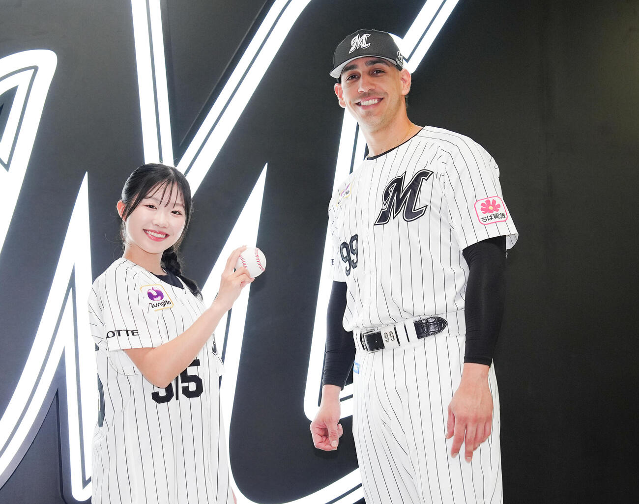 ロッテ対楽天　始球式を務める中井亜美（左）はロッテのネフタリ・ソトと記念撮影（撮影・鈴木みどり）