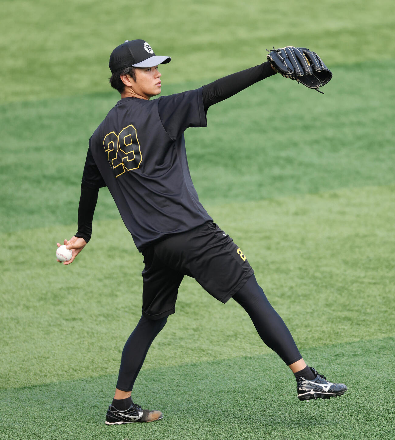DeNA対阪神　試合前練習でキャッチボールする阪神高橋遥人（撮影・宮地輝）