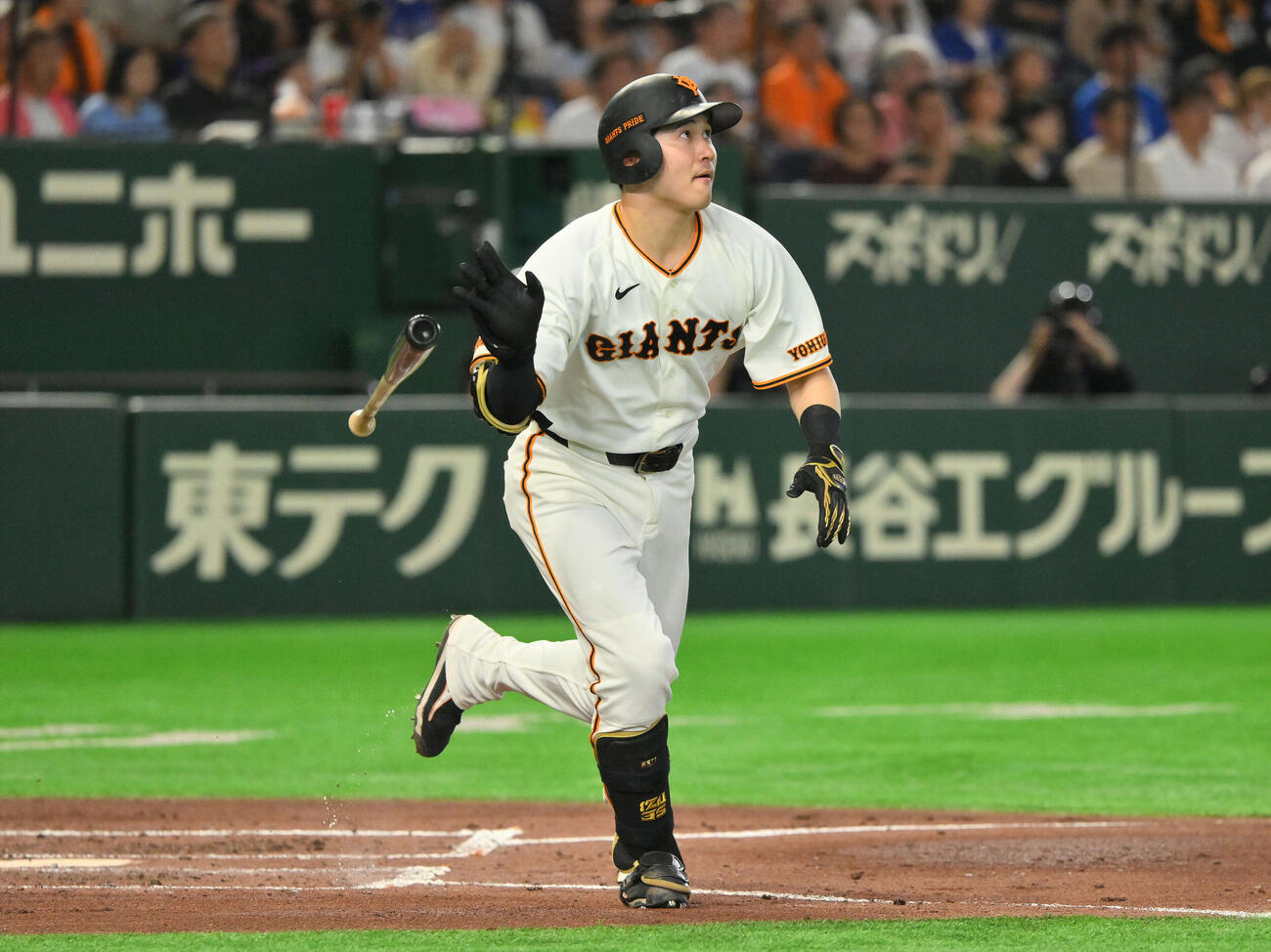 巨人対中日　4回裏巨人2死、泉口友汰は右越えソロ本塁打を放つ（撮影・滝沢徹郎）