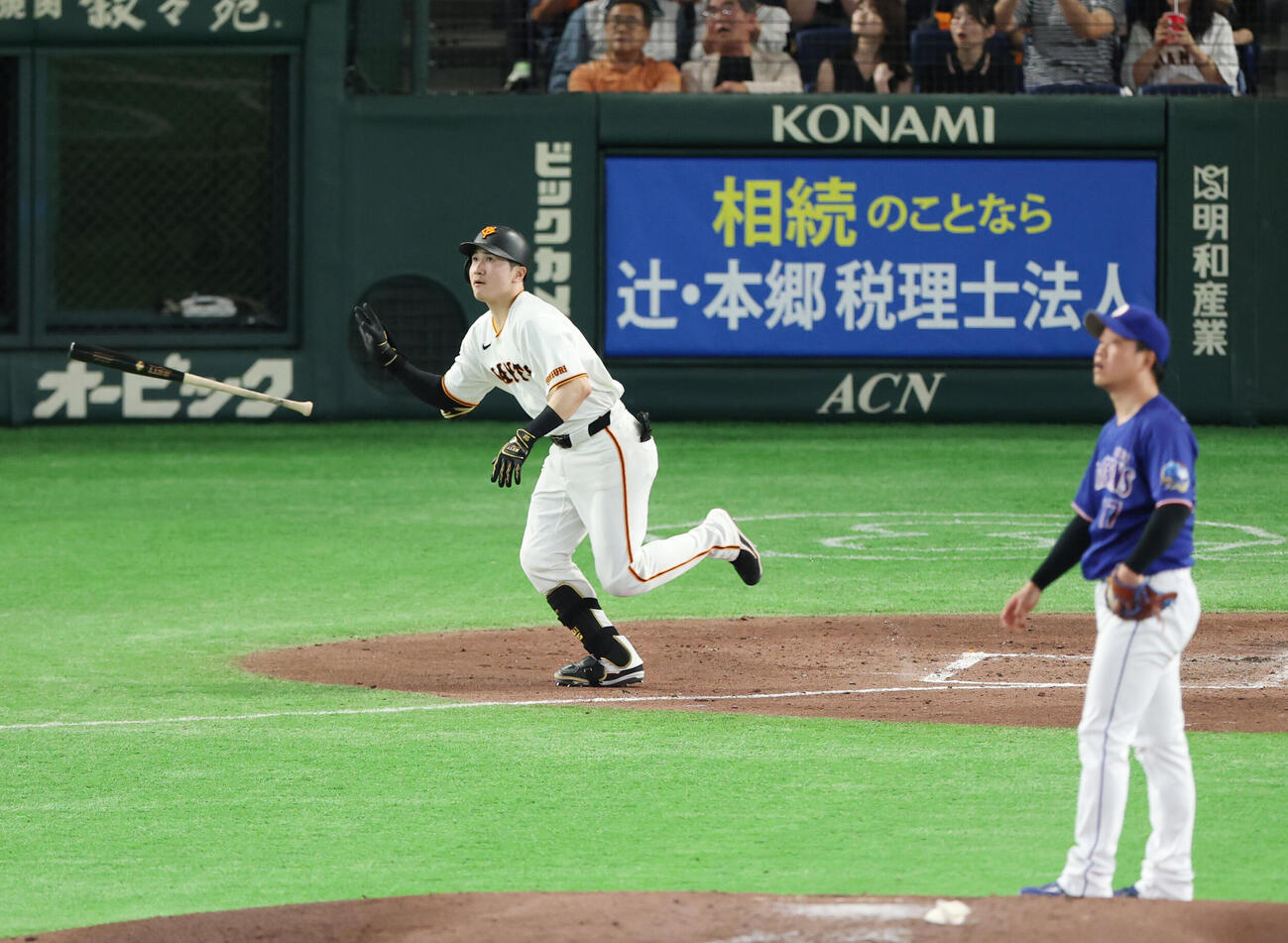 巨人対中日　4回裏巨人2死、本塁打を放つ泉口友汰。投手は柳裕也（撮影・増田悦実）