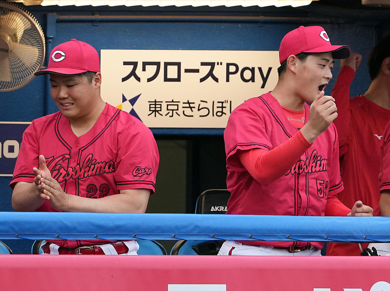 ヤクルト対広島　ヤクルトに勝利しガッツポーズを決める広島岡本駿（右）（撮影・たえ見朱実）