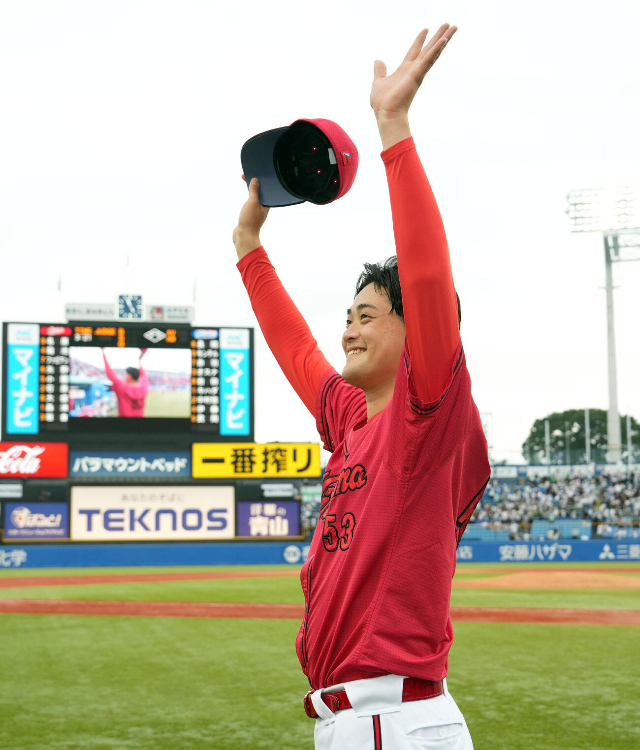 ヤクルト対広島　ヤクルトに勝利し、今季6勝目を挙げ笑顔を見せる広島岡本駿（撮影・たえ見朱実）