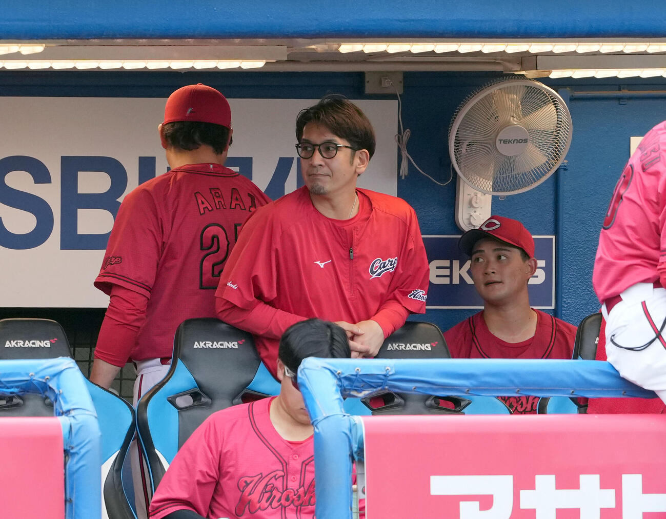 ヤクルト対広島　6回を投げ、新井貴浩監督とベンチで話をする広島の先発岡本駿（撮影・たえ見朱実）