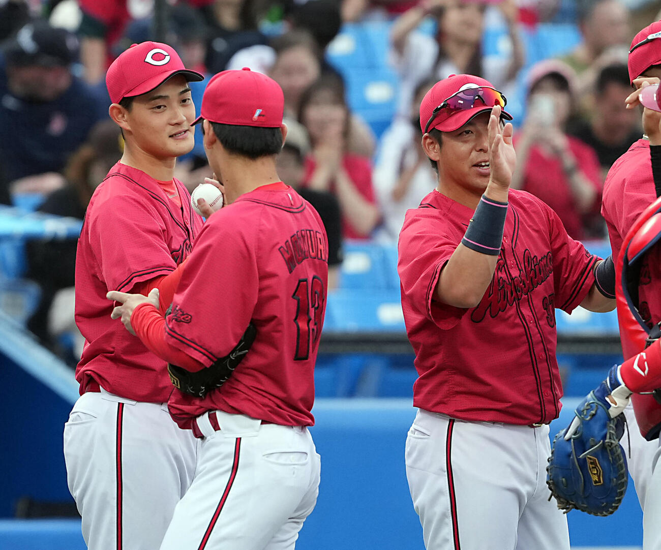 ヤクルト対広島　今季6勝目を飾り森浦太輔からウイニングボールを受けとる広島岡本駿（左）（撮影・たえ見朱実）