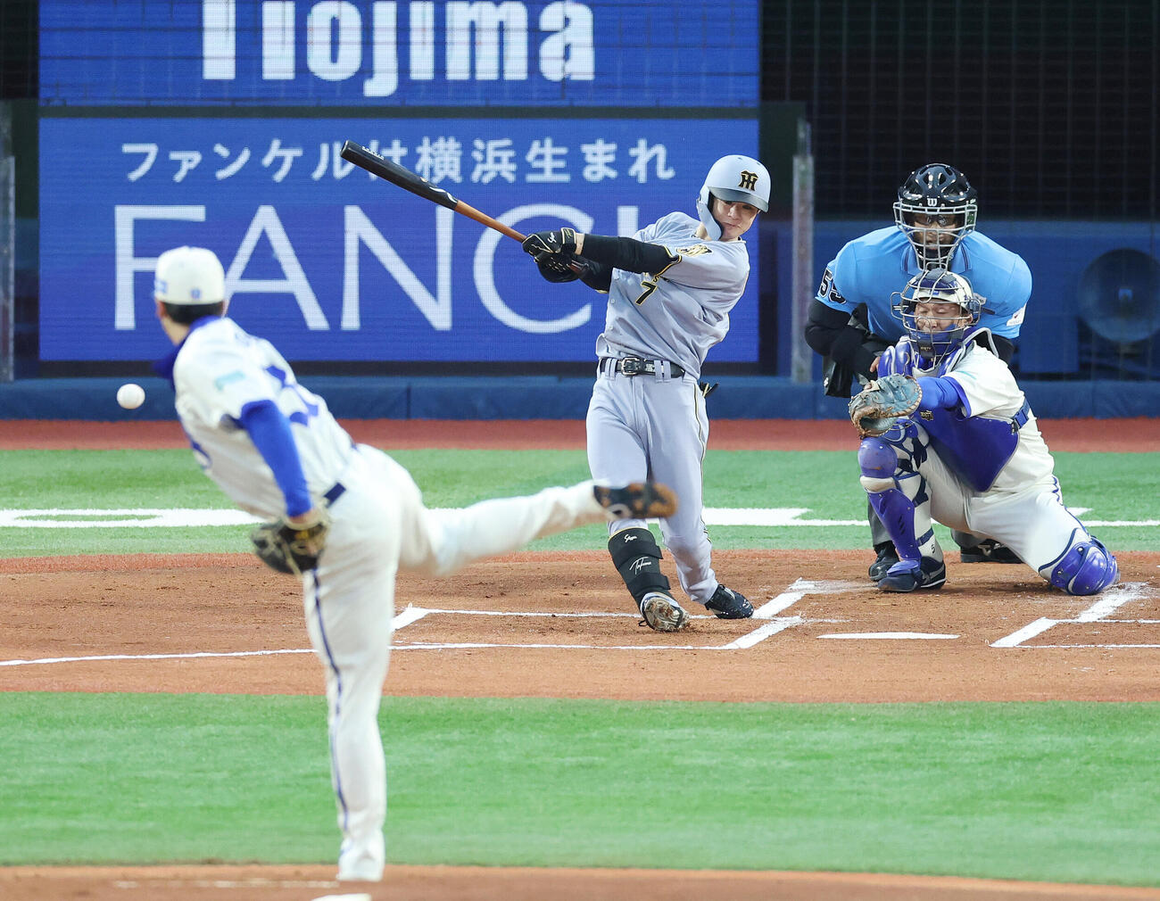 DeNA対阪神　1回表阪神1死、右前打を放つ中野拓夢。投手尾形崇斗（撮影・宮地輝）