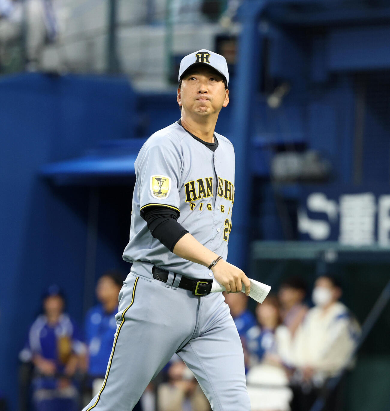 DeNA対阪神　メンバー最終確認を終えベンチに戻る阪神藤川球児監督（撮影・浅見桂子）