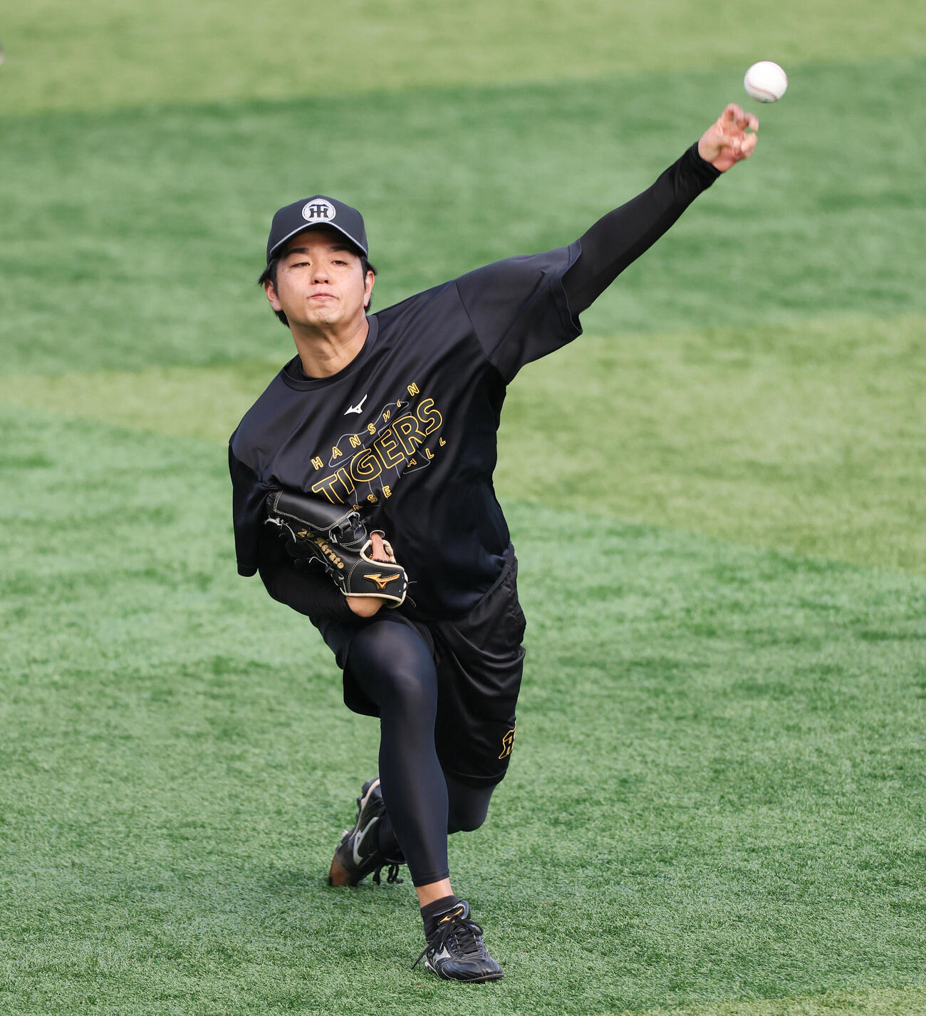 DeNA対阪神　試合前練習でキャッチボールする阪神高橋遥人（撮影・宮地輝）