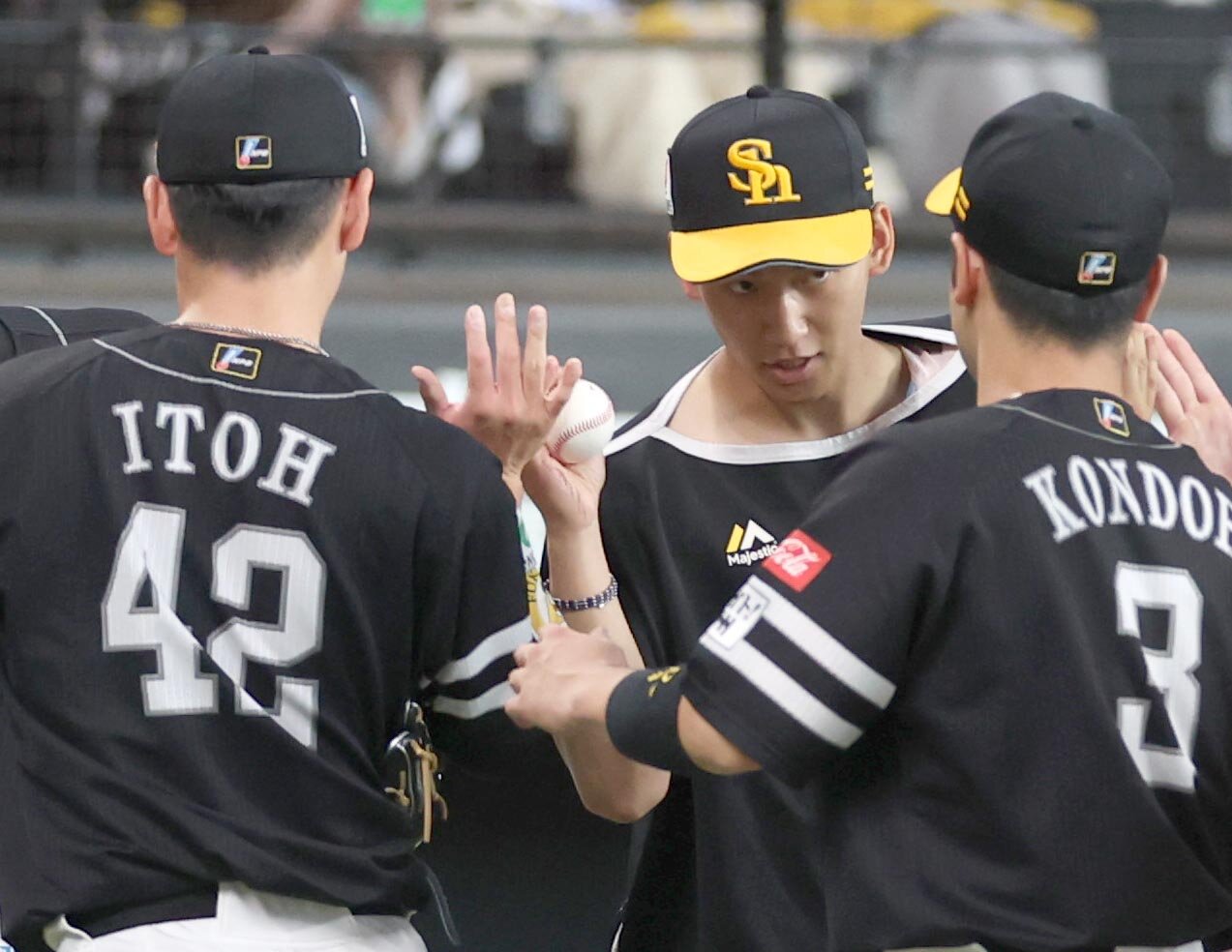 日本ハム対ソフトバンク　試合後、伊藤祐介からウイングボールを受け取る前田悠伍（撮影・黒川智章）