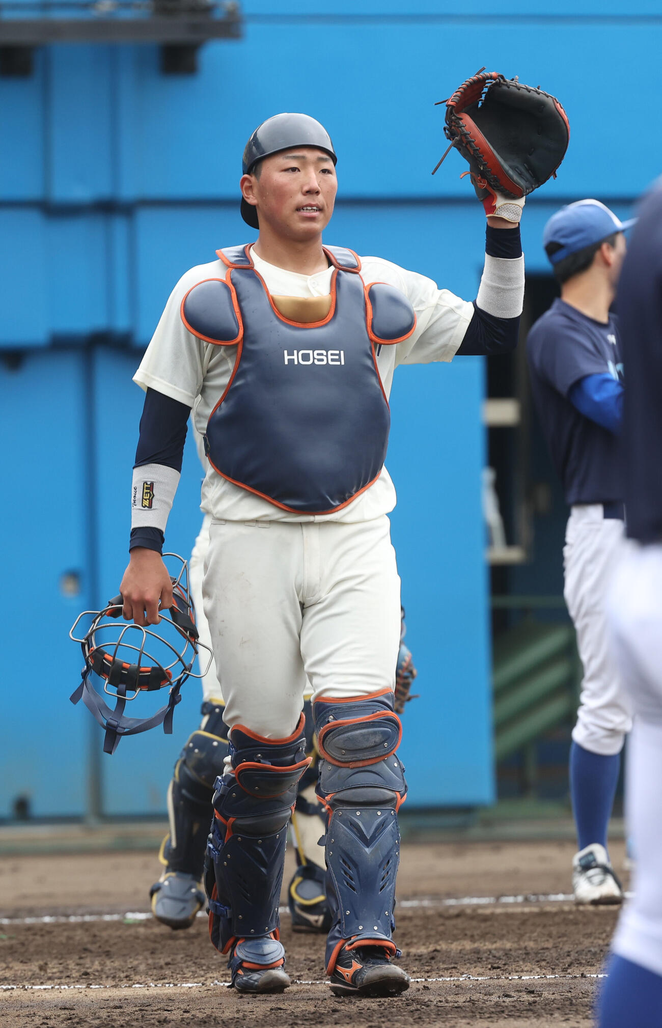 守備練習する法大・井上和輝（撮影・柴田隆二）