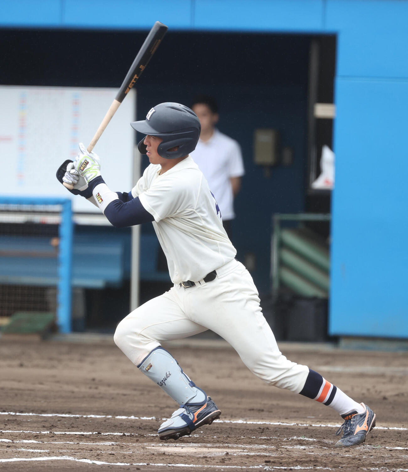 1回裏B組2死一塁、法大・井上和輝は右前安打を放つ（撮影・柴田隆二）