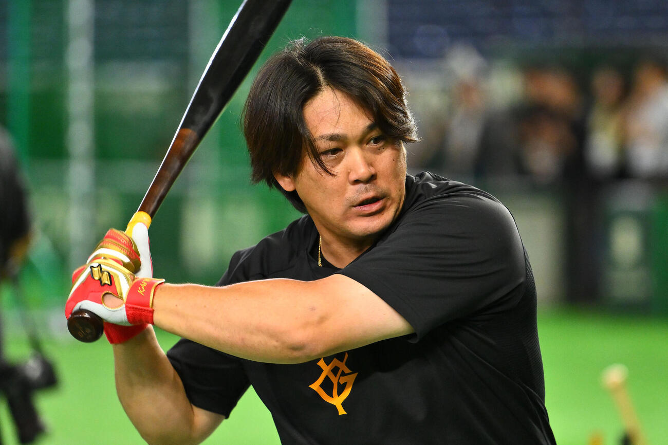 巨人対中日　1軍に合流し試合前練習する巨人甲斐拓也（撮影・滝沢徹郎）