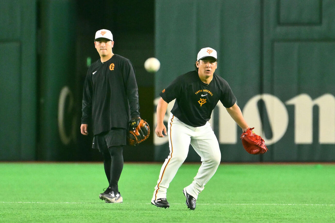 巨人対中日　1軍に合流し試合前練習する巨人甲斐拓也（右）と岸田行倫（撮影・滝沢徹郎）
