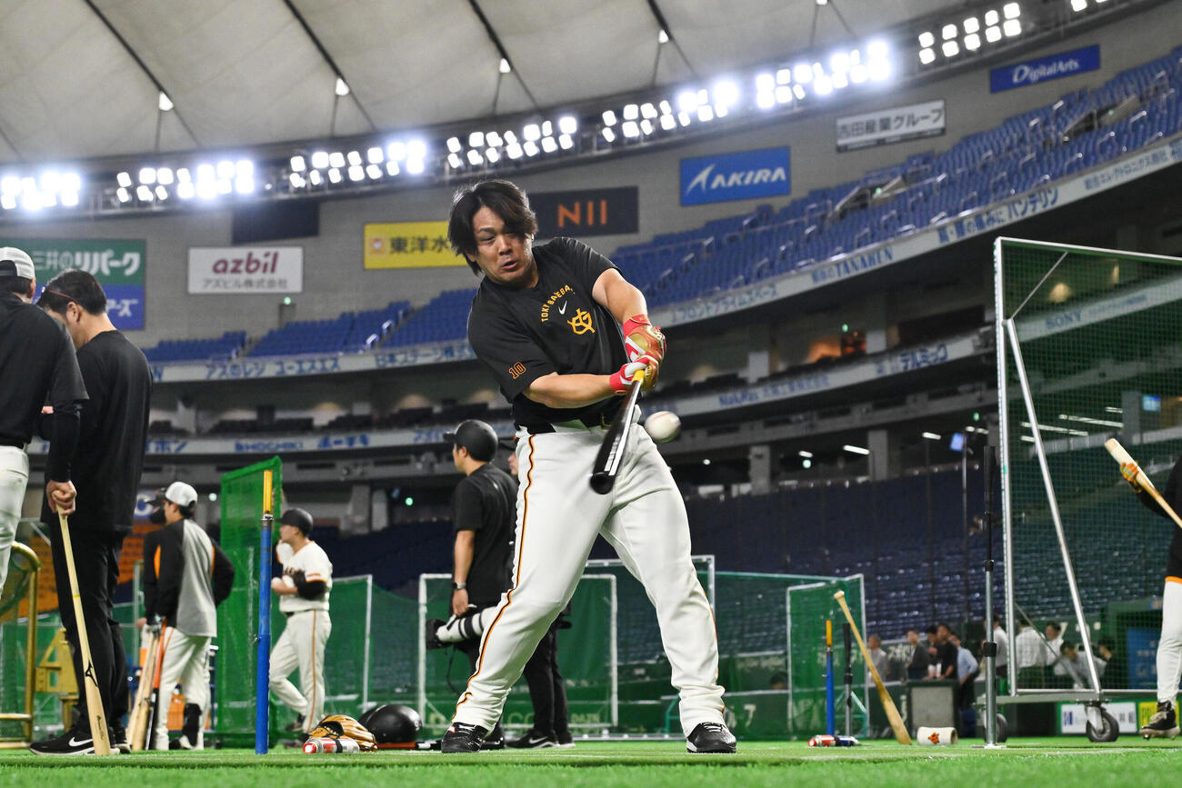 巨人対中日　1軍に合流し試合前練習する巨人甲斐拓也(撮影・滝沢徹郎）