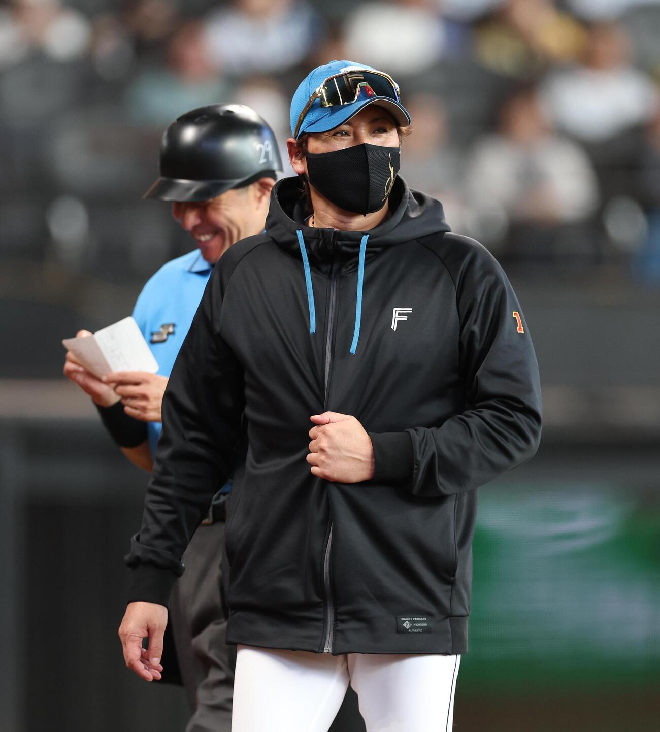 日本ハム対ソフトバンク　選手交代を告げる新庄剛志監督（撮影・黒川智章）