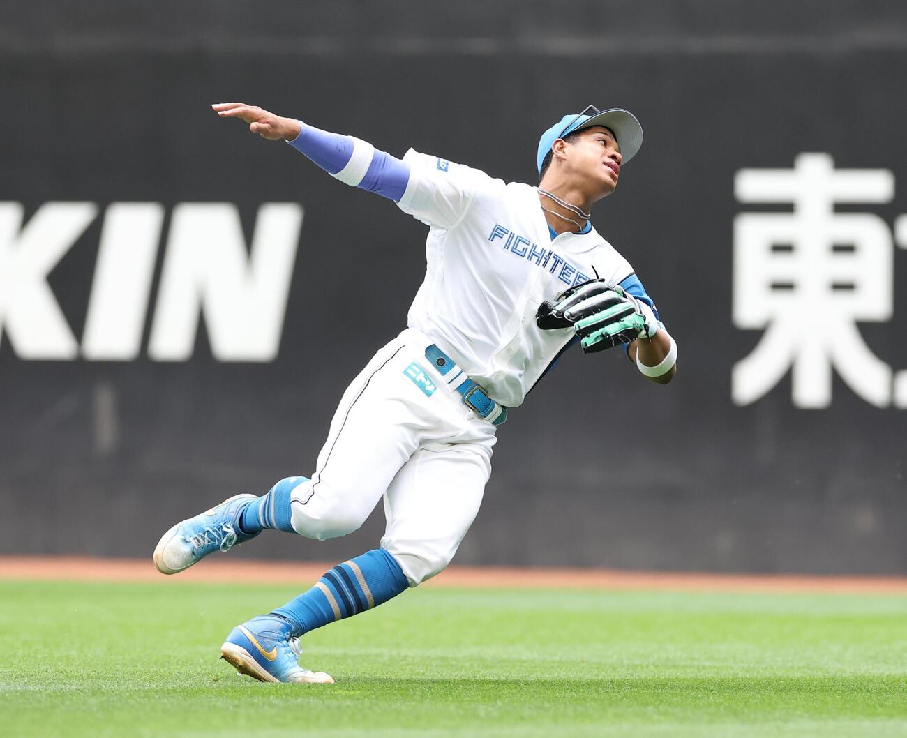 日本ハム対ソフトバンク　5回表ソフトバンク2死二塁、川瀬晃の打球を後ろにそらす万波中正（撮影・黒川智章）