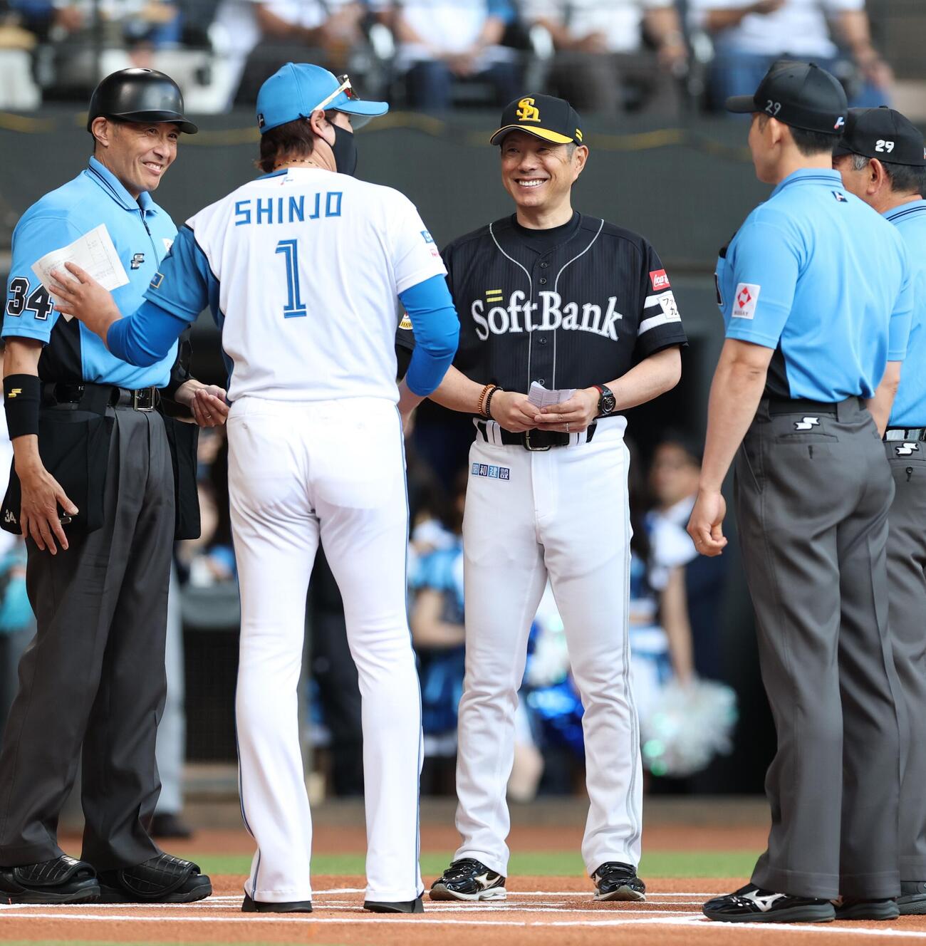 日本ハム対ソフトバンク　メンバー表交換をする新庄剛志監督（左）と小久保裕紀監督（撮影・黒川智章）