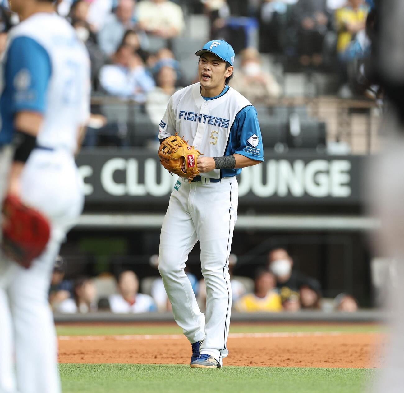 日本ハム対ソフトバンク　4回表ソフトバンク2死満塁、正木智也の打球を後ろにそらし渋い表情の野村佑希（撮影・黒川智章）