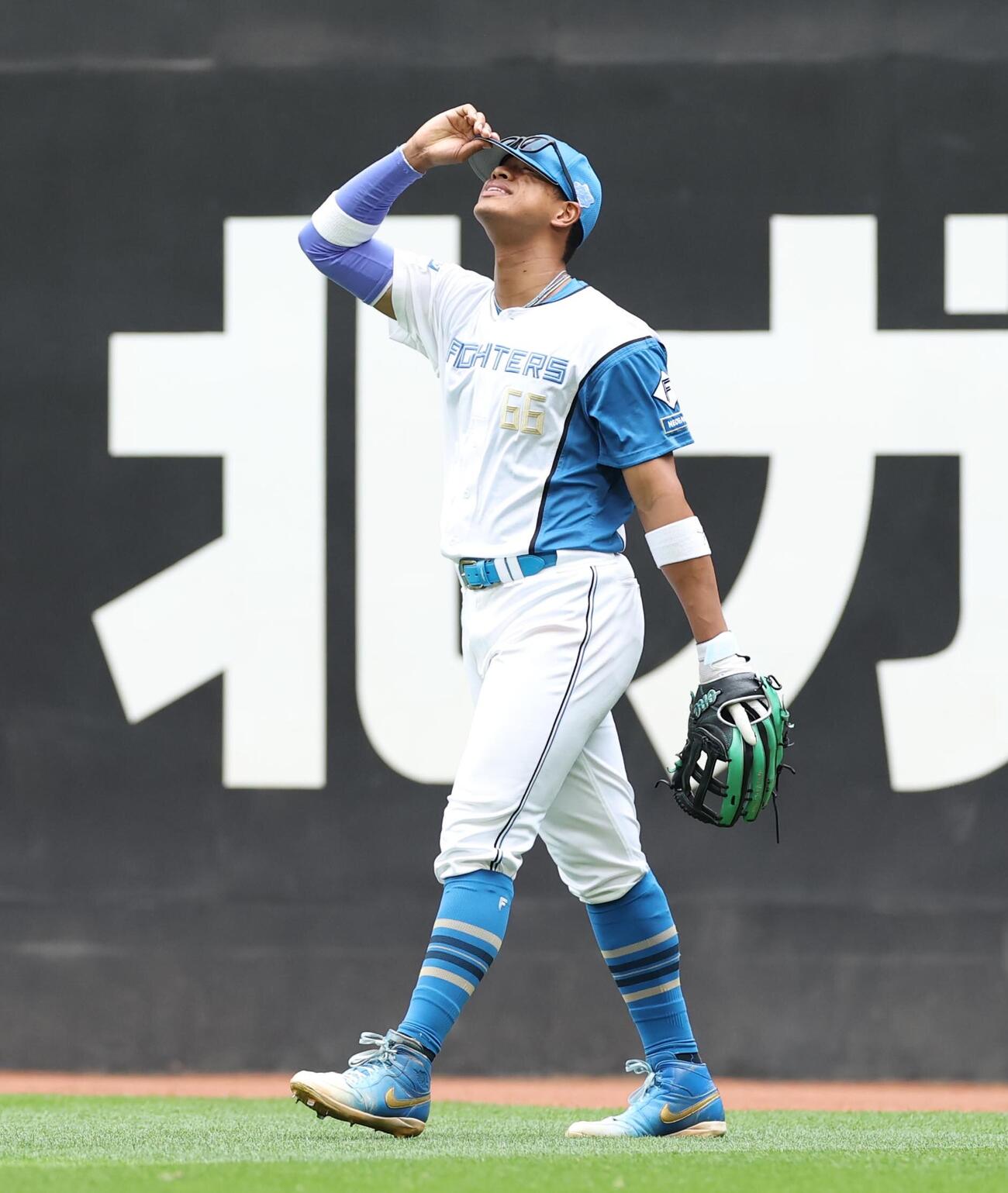 日本ハム対ソフトバンク　5回表ソフトバンク2死二塁、川瀬晃の打球を後ろにそらし顔をしかめる万波中正（撮影・黒川智章）