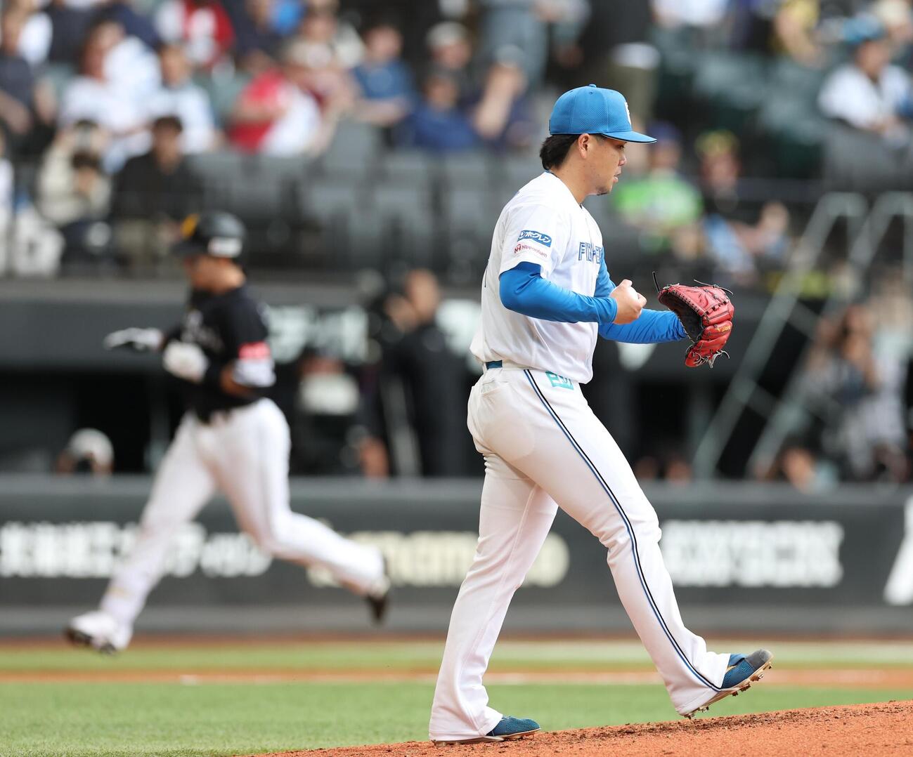 日本ハム対ソフトバンク　4回表、栗原陵矢に本塁打を浴びる金村尚真（撮影・黒川智章）