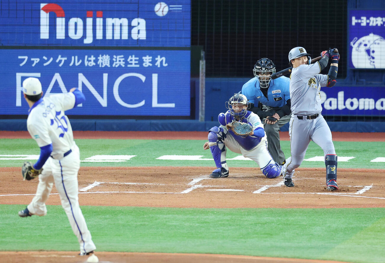 DeNA対阪神　1回表阪神2死一、三塁、空振り三振に倒れる大山悠輔。投手尾形崇斗（撮影・宮地輝）