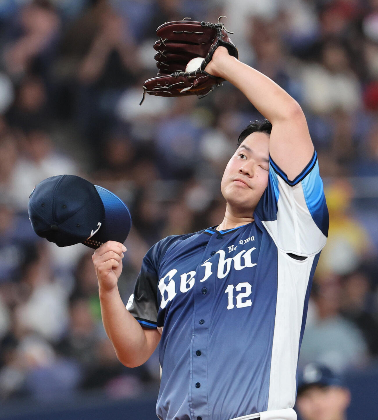 オリックス対西武　3回に四球を出した西武先発の渡辺勇太朗はマウンド上で汗を拭う（撮影・西尾就之）