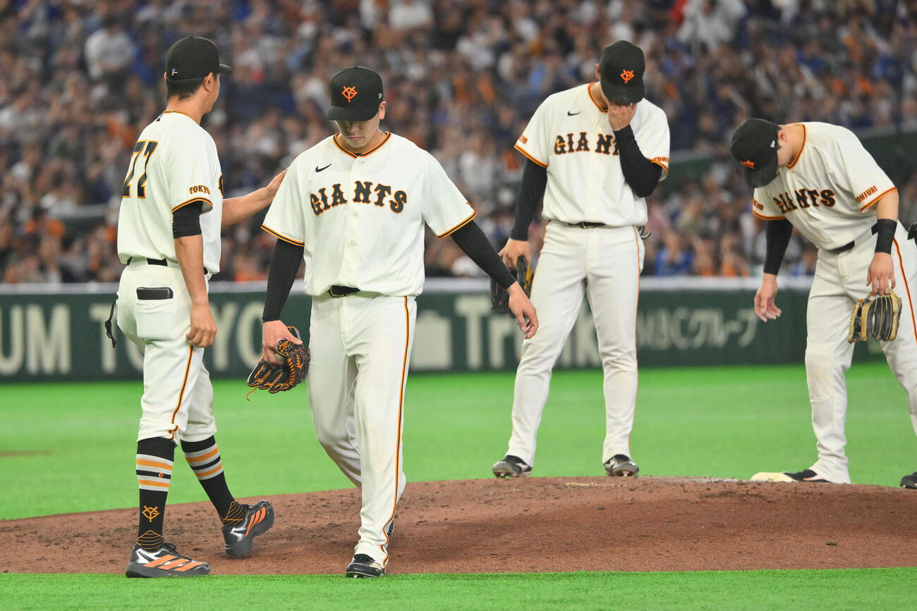 巨人対中日　8回表途中で降板する巨人大勢（左から2人目）（撮影・滝沢徹郎）