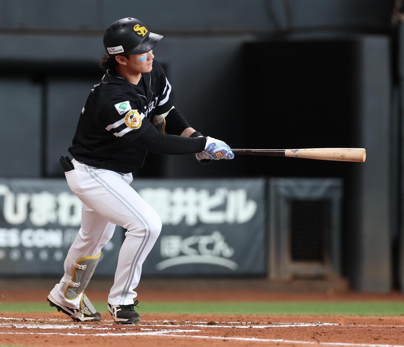日本ハム対ソフトバンク　6回表ソフトバンク1死、三塁打を放つ正木智也（撮影・黒川智章）