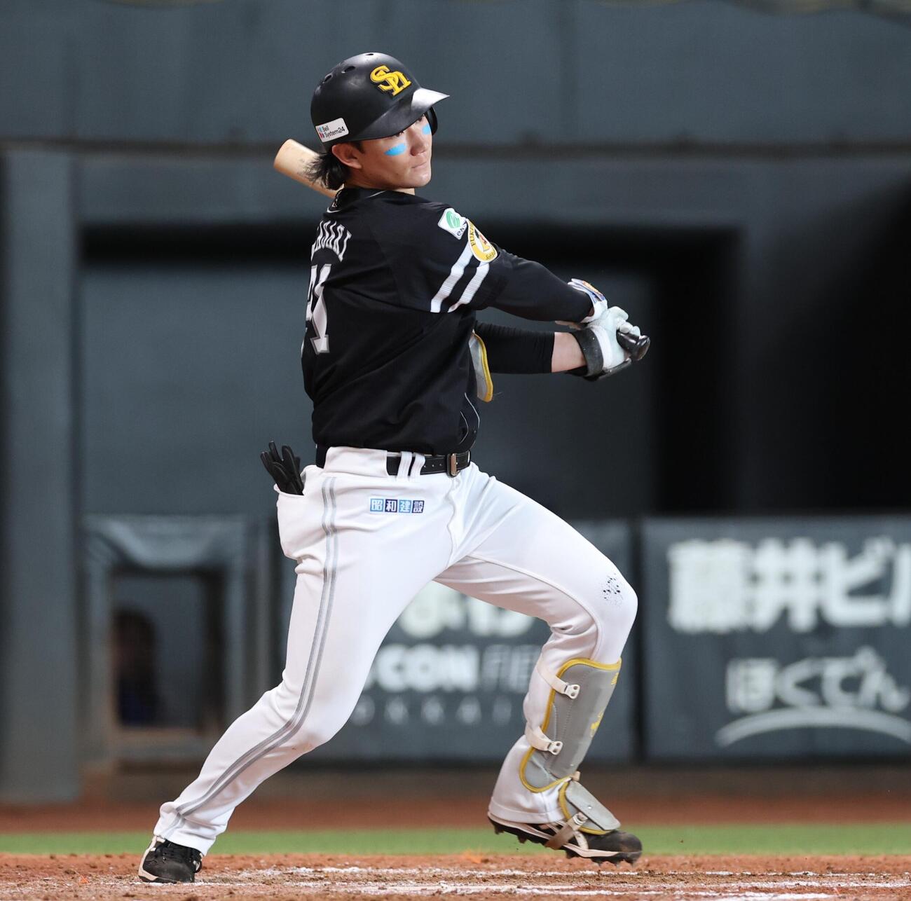 日本ハム対ソフトバンク　7回表ソフトバンク2死三塁、適時打を放つ正木智也（撮影・黒川智章）