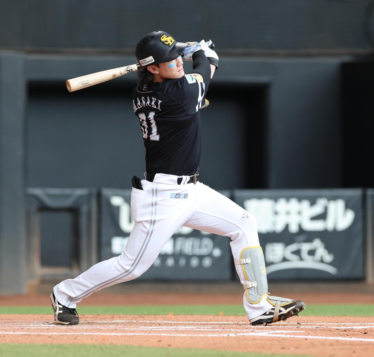日本ハム対ソフトバンク　3回表ソフトバンク無死一、三塁、犠飛を放つ正木智也（撮影・黒川智章）