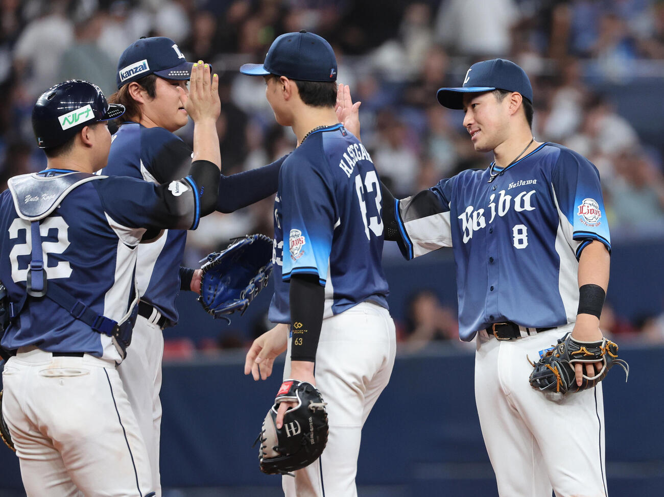 オリックス対西武　貴重な本塁打を放った西武渡部聖弥（右）は最後を締めた甲斐野央、古賀悠斗捕手らとタッチをかわす（撮影・西尾就之）