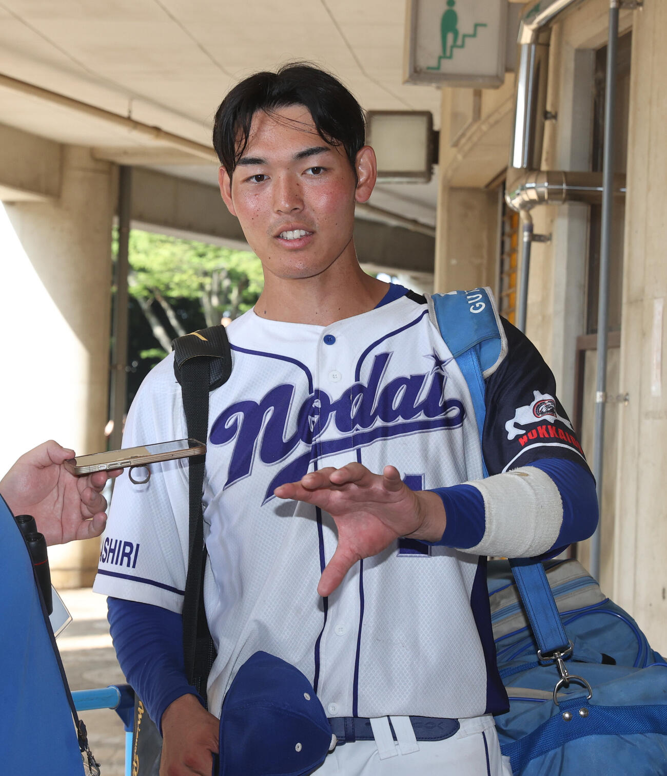 試合後、記者の質問に答える東農大北海道オホーツク・渡辺晃希（撮影・柴田隆二）
