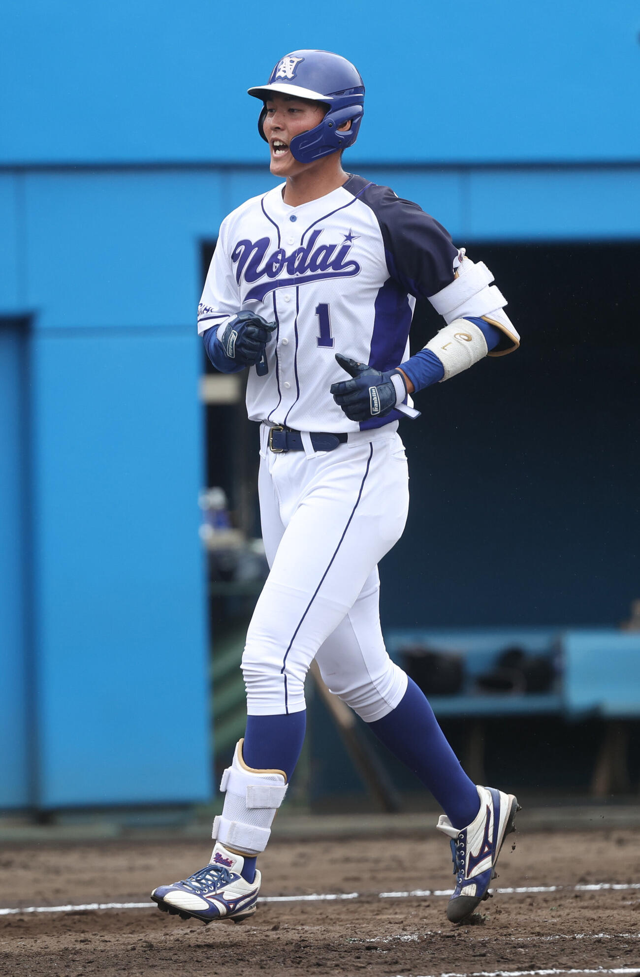 4回表A組1死一塁、東農大北海道オホーツク・渡辺晃希は本塁打を放ち生還する（撮影・柴田隆二）