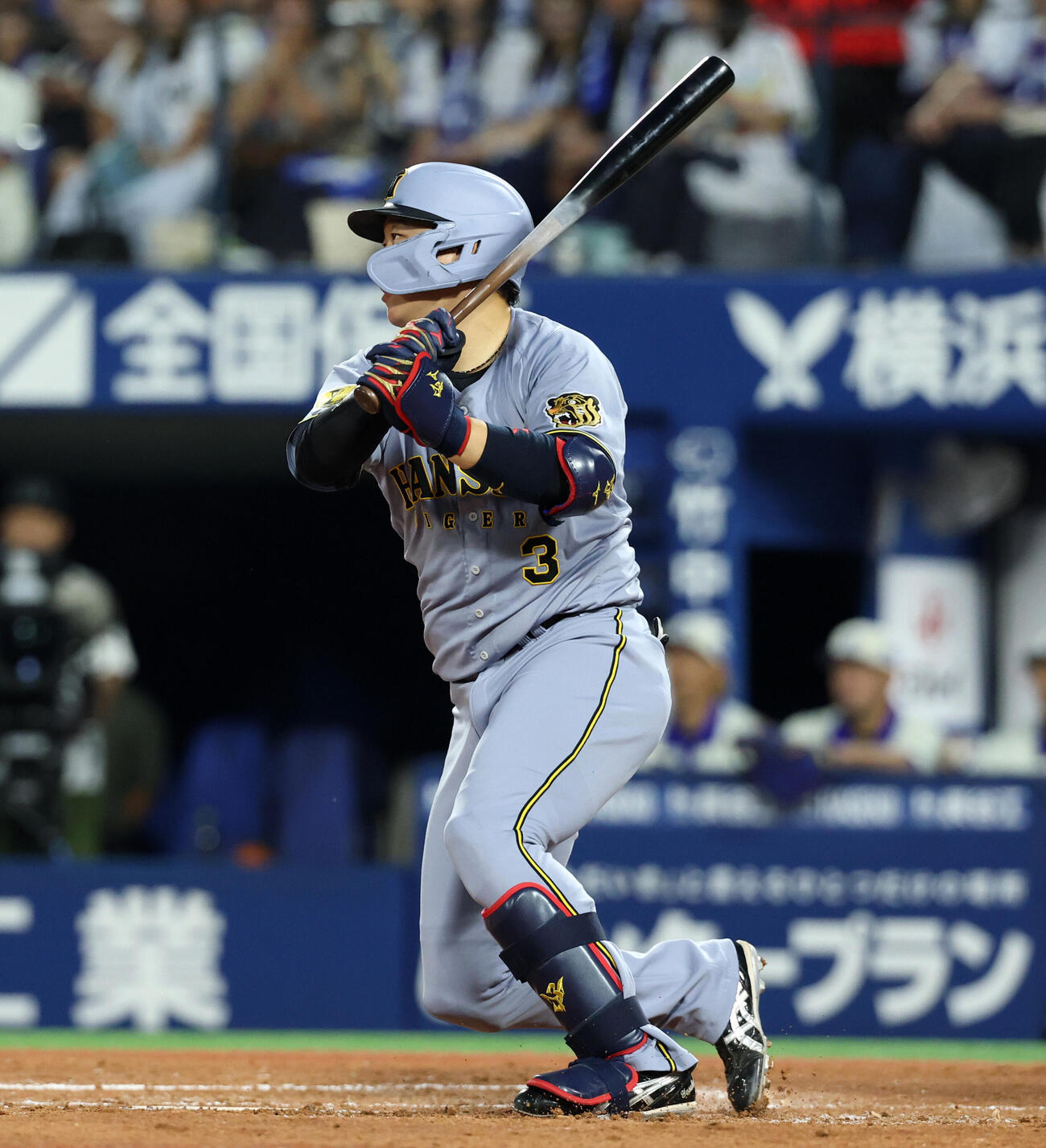DeNA対阪神　3回表阪神2死一、二塁、適時打を放つ大山悠輔。投手尾形崇斗（撮影・宮地輝）