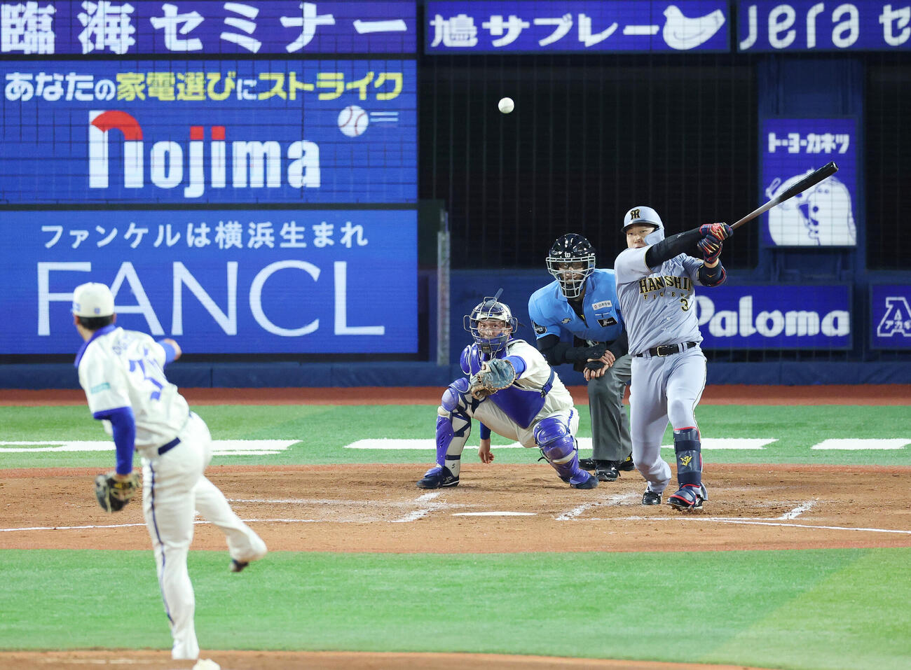 DeNA対阪神　3回表阪神2死一、二塁、適時打を放つ大山悠輔。投手尾形崇斗（撮影・宮地輝）