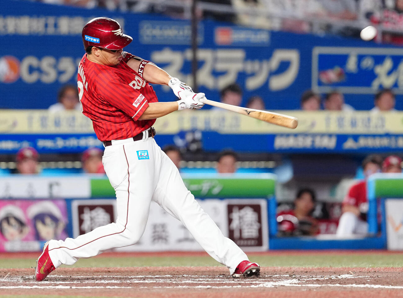 ロッテ対楽天　8回表楽天2死一、二塁、2点適時二塁打を放つ浅村栄斗（撮影・鈴木みどり）