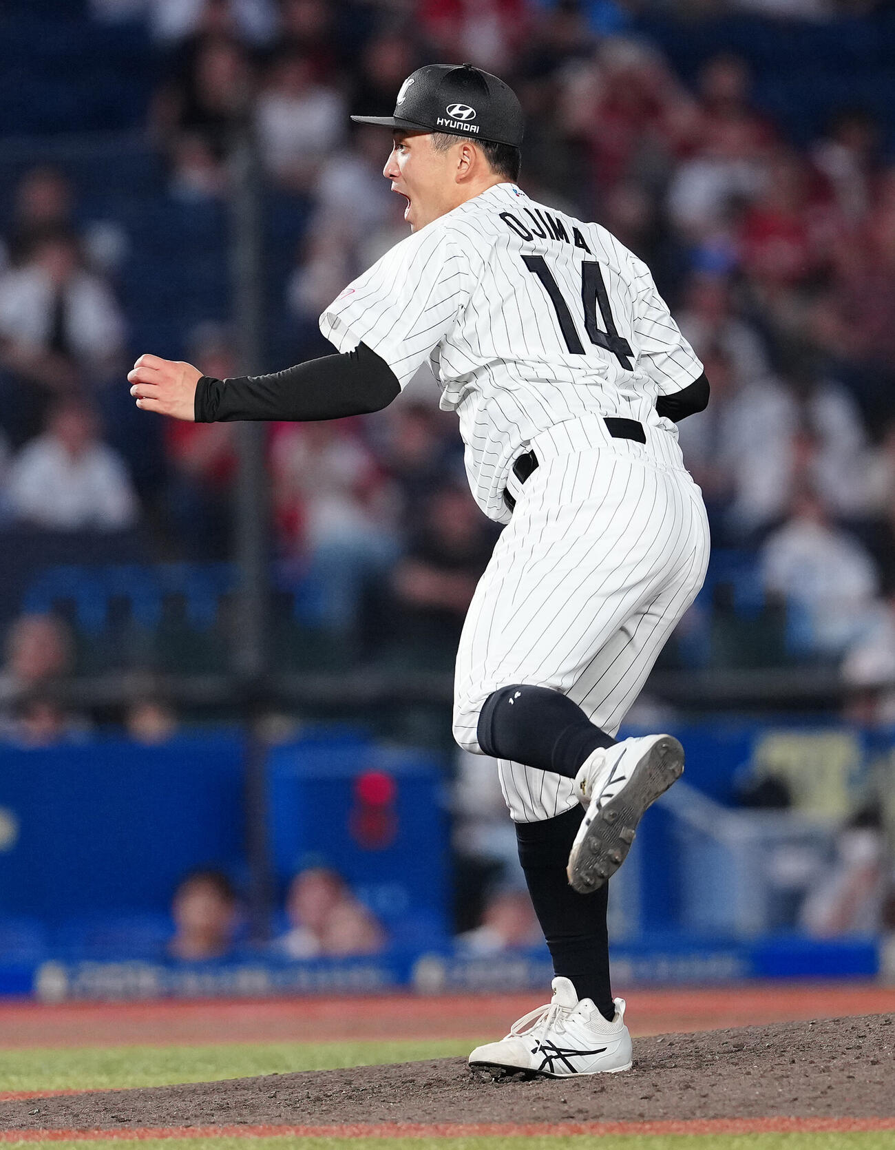 ロッテ対楽天　7回表楽天2死一塁、黒川史陽を二ゴロに仕留める小島和哉（撮影・鈴木みどり）