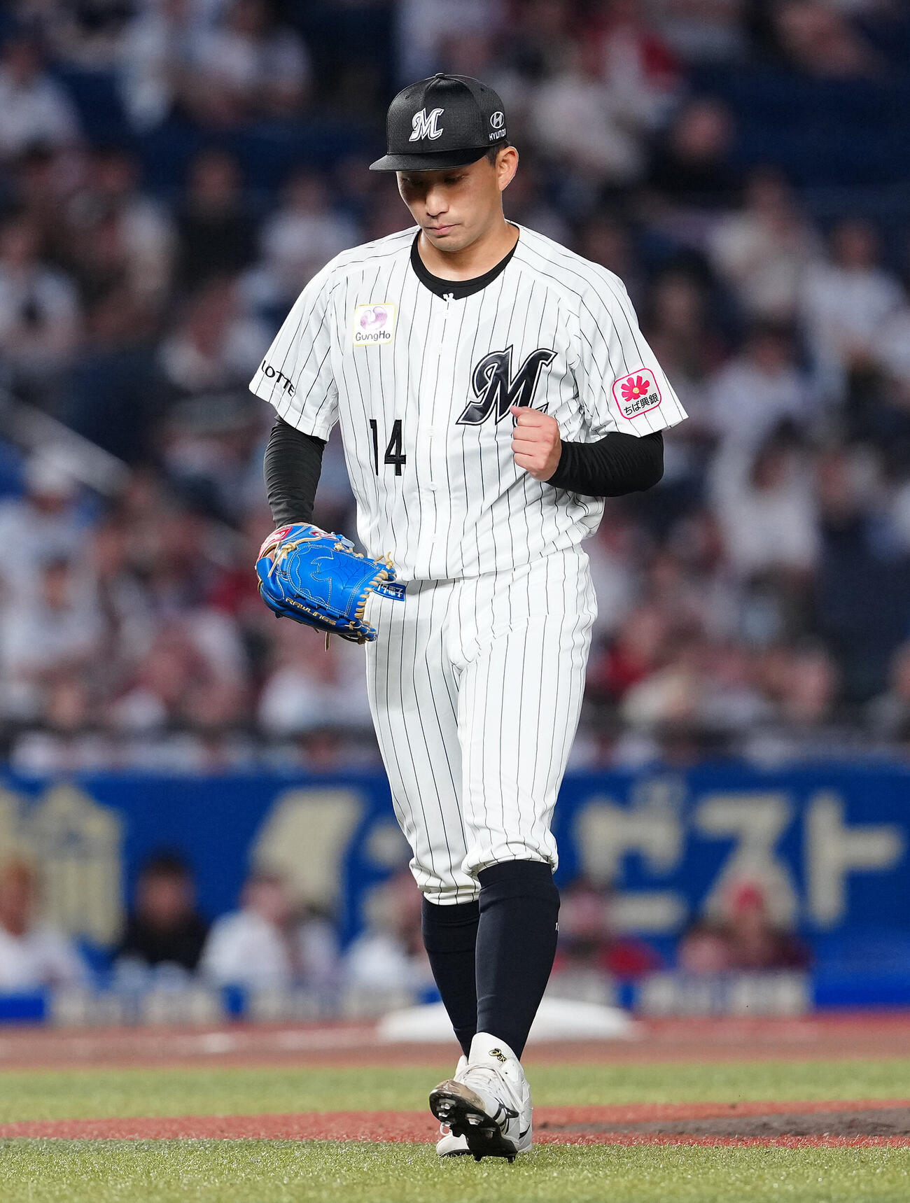 ロッテ対楽天　7回表楽天2死一塁、黒川史陽を二ゴロに仕留め、小さくガッツポーズする小島和哉（撮影・鈴木みどり）