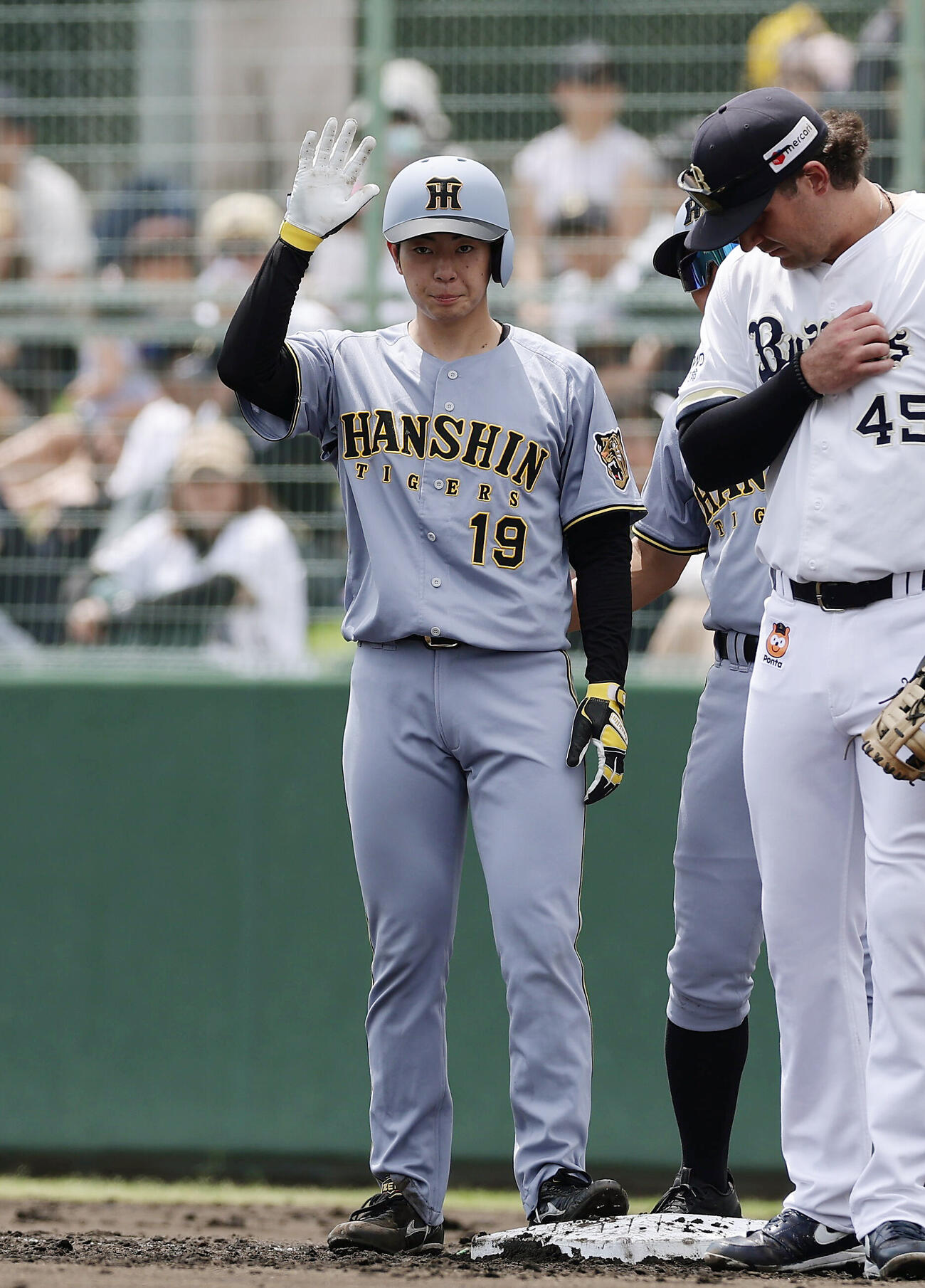 ファーム・リーグ西地区オリックス戦の3回、四球で出塁する阪神下村海翔（撮影・前田充）