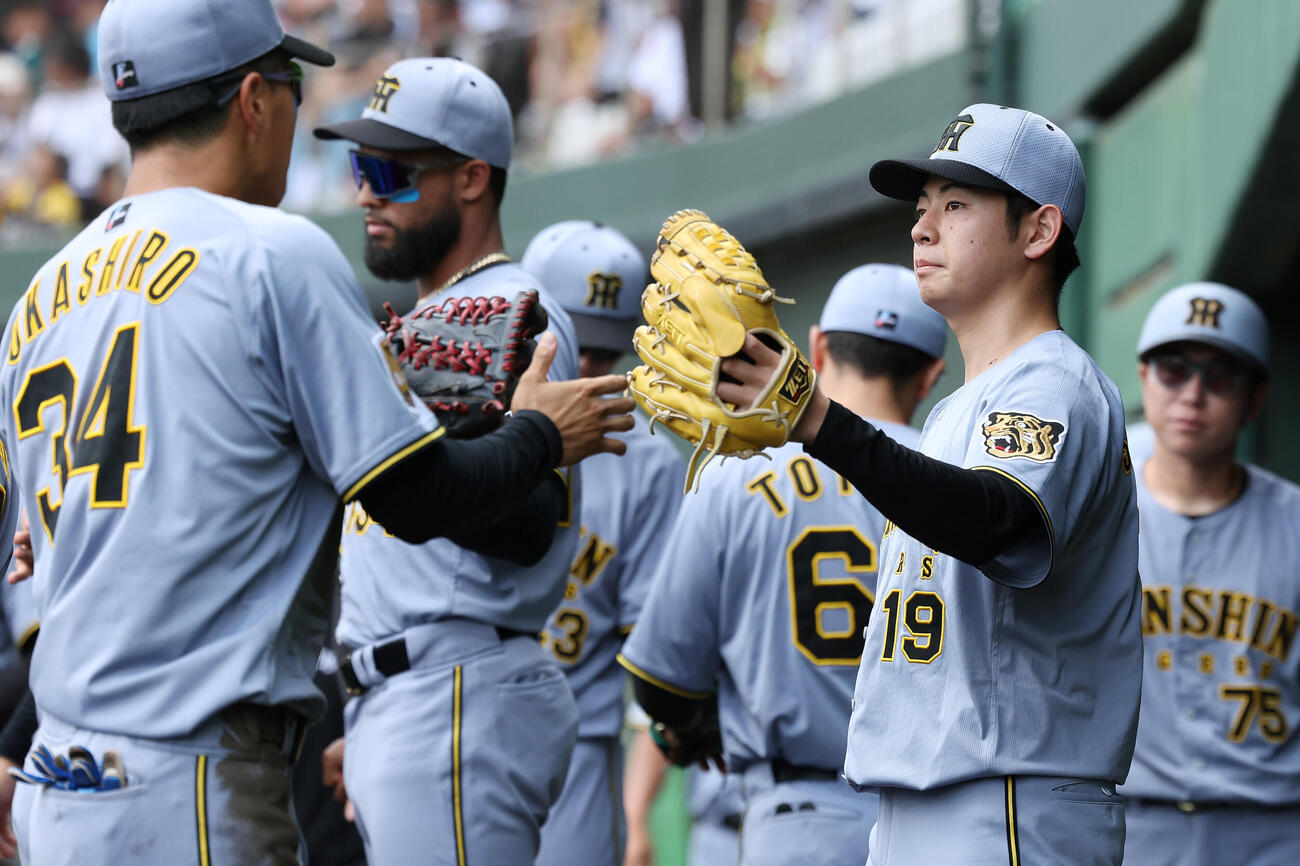 ファーム・リーグ西地区オリックス戦の7回裏を投げ終え、ナインを迎える阪神下村海翔（右から2人目）（撮影・前田充）