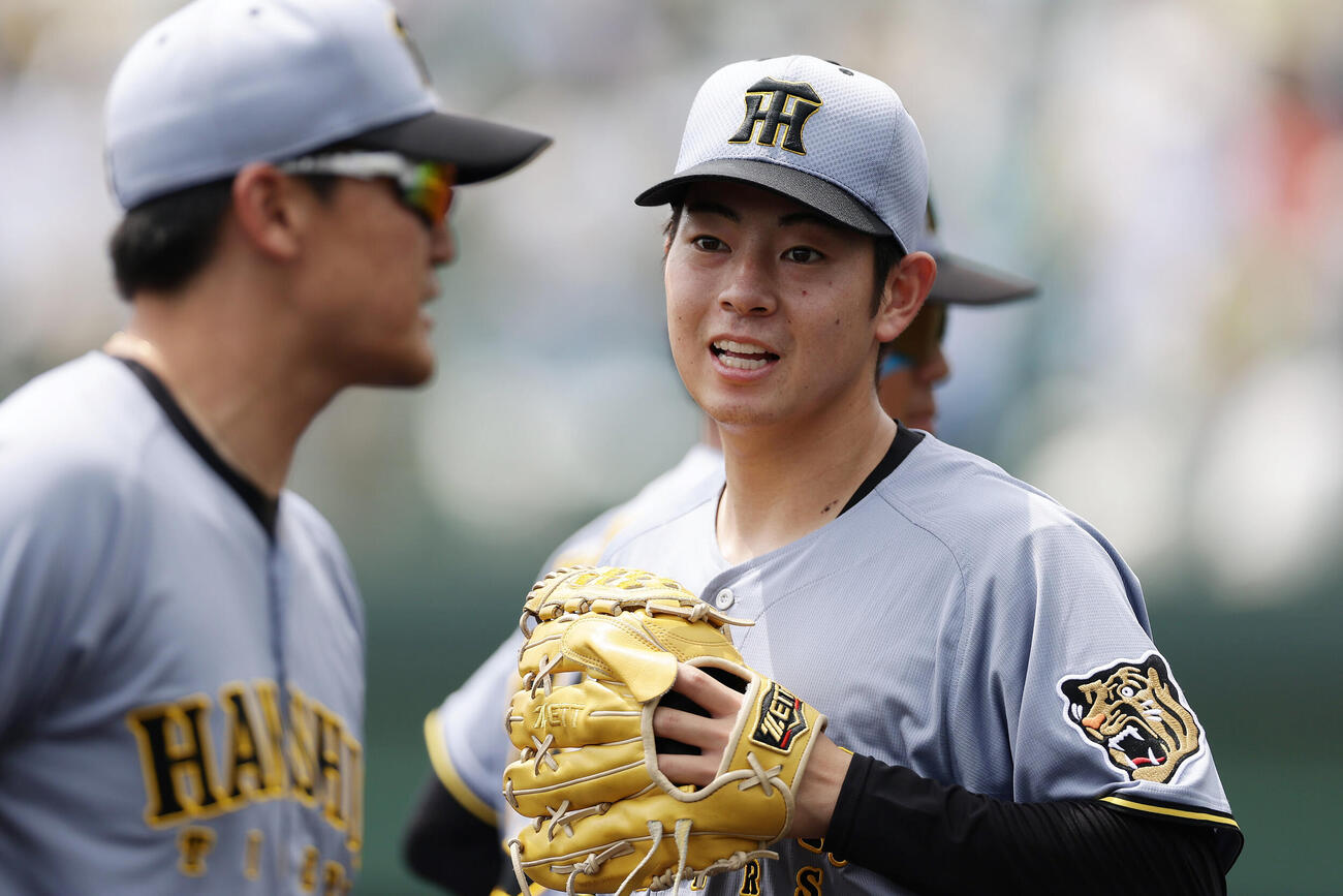 ファーム・リーグ西地区オリックス戦の2回を投げ終え、ナインとタッチを交わす阪神下村海翔（撮影・前田充）